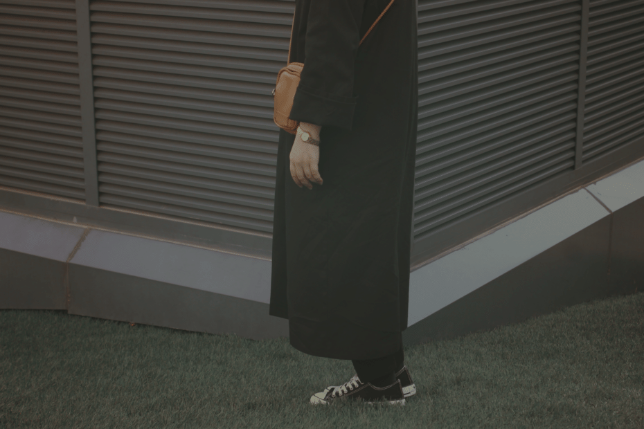 Illustration of A Women's Crossbody Bag in an Everyday Outfit: Exploring Strap Placement, Shape, and the Layers Around It