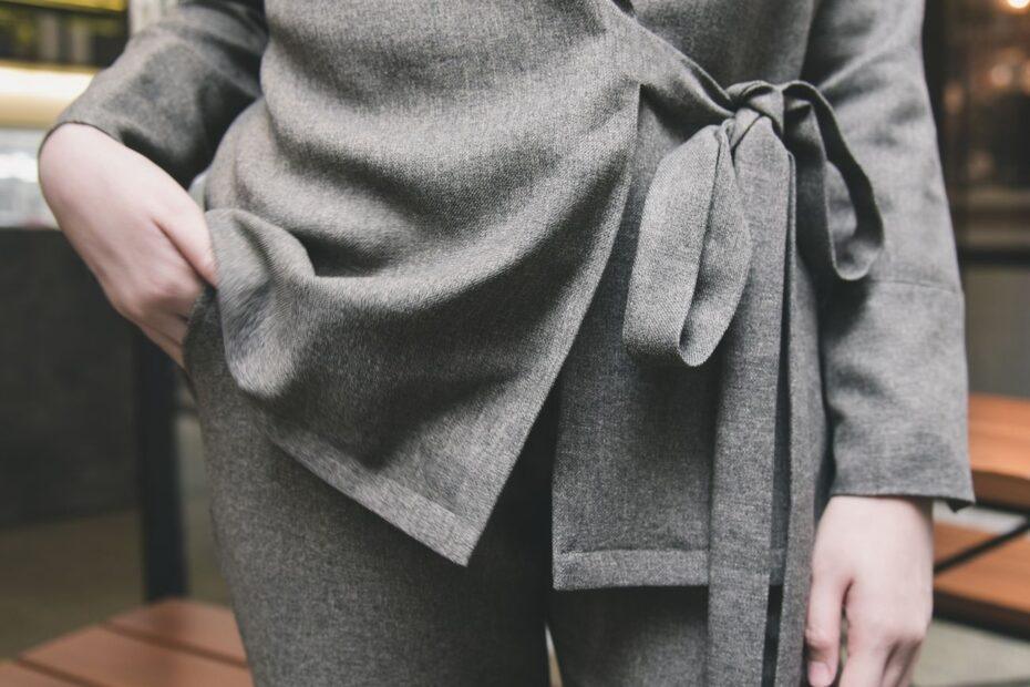 Illustration of Women's Smart Casual Outfits Through a Mix of Tailored Pieces, Relaxed Layers, and Thoughtful Finishing Detai