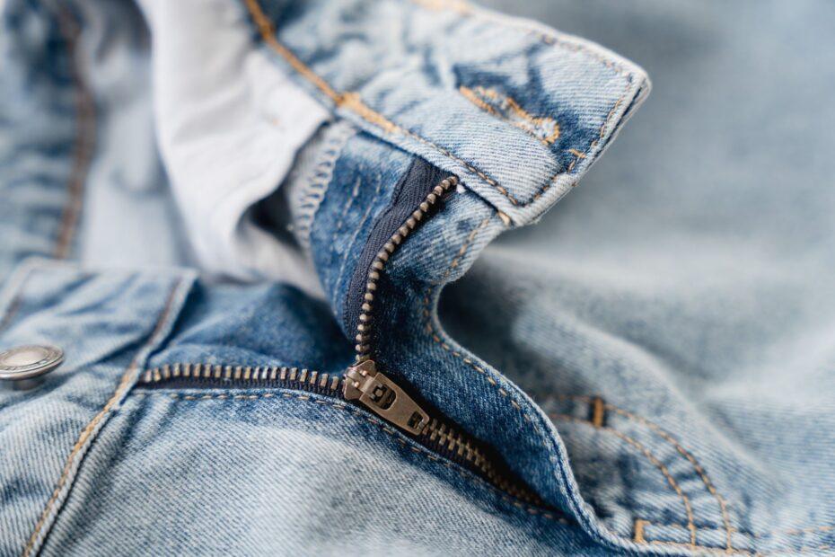 Illustration of Women's Wool Garments Before Storage: Why Empty Pockets, Fastened Closures, and Clean Fabric Deserve Attentio